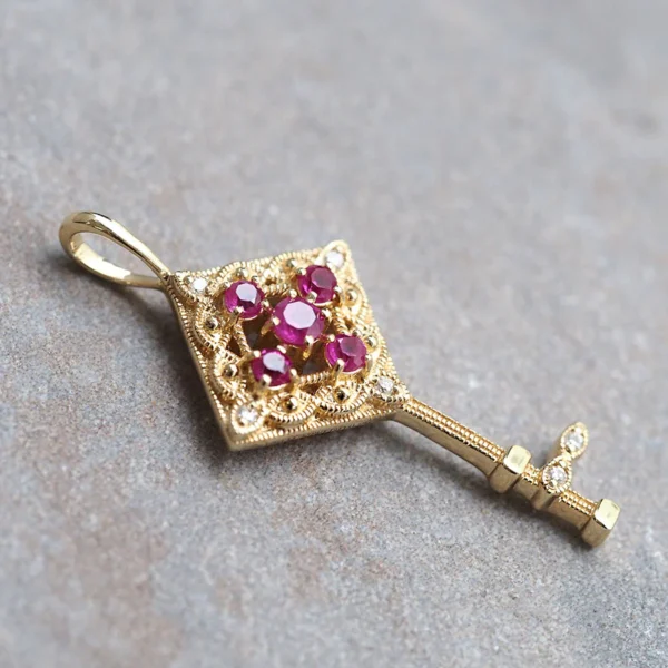 【Made in Japan】紅寶石＆鑽石 鎖匙 吊墜