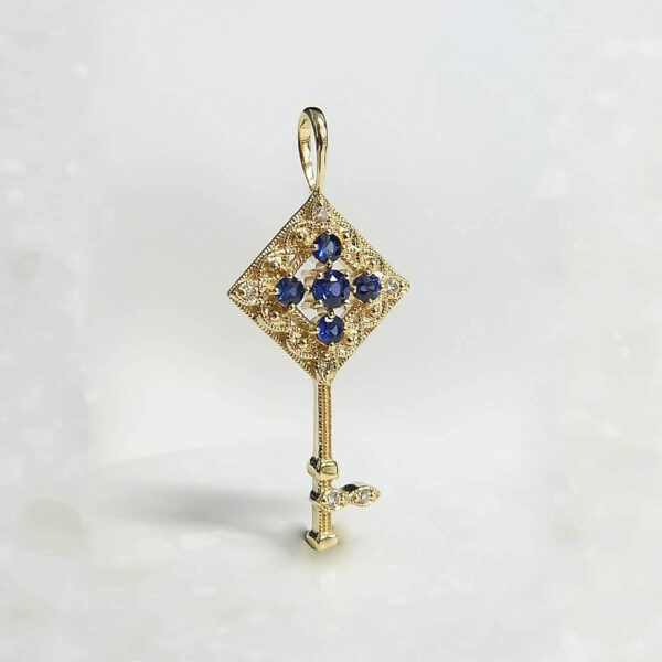 102P0722-SP_01 【Made in Japan】K18系列 藍寶石 鑽石 鎖匙吊咀