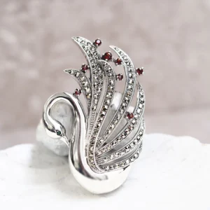 202C0149_01 【Made in Japan】 SV系列 翡翠與石榴石天鵝吊墜胸針