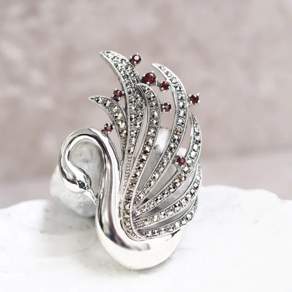 【Made in Japan】 SV系列 翡翠與石榴石天鵝吊墜胸針