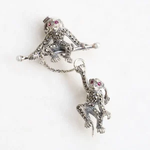 202C0248-K_01 【Made in Japan】 SV系列 紅寶石同珍珠 仲良好小猴子雙層摺針胸針