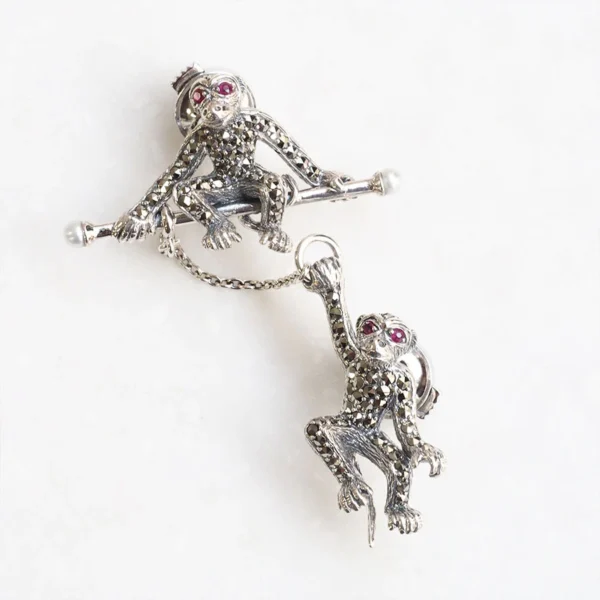 202C0248-K_01 【Made in Japan】 SV系列 紅寶石同珍珠 仲良好小猴子雙層摺針胸針