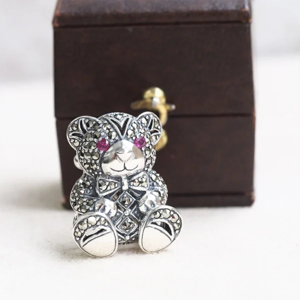 202C0397-RB-M_04 【Made in Japan】 SV系列 紅寶石 打扮泰迪熊 項鍊胸針