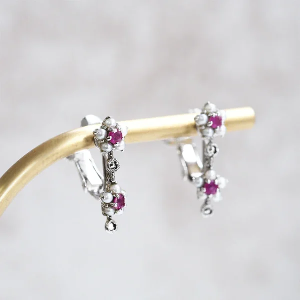 207E0046-RB_01 【Made in Japan】 SV系列 紅寶石及珍珠連續花朵耳環/夾耳環