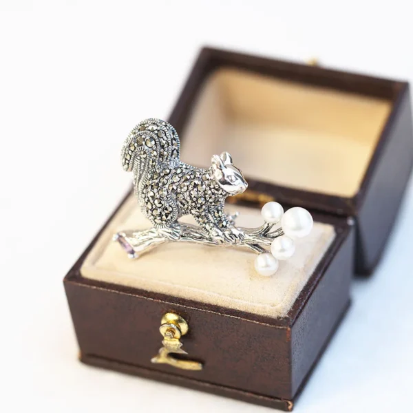 204C0875-AM_01 【Made in Japan】 SV系列 紫水晶同珍珠 木宿松鼠 吊墜胸針