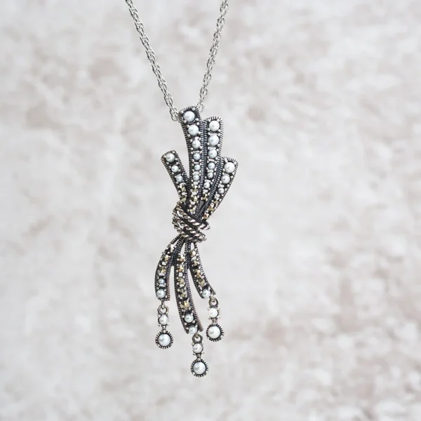 【Made in Japan】 SV系列 珍珠蝴蝶結吊咀襟針